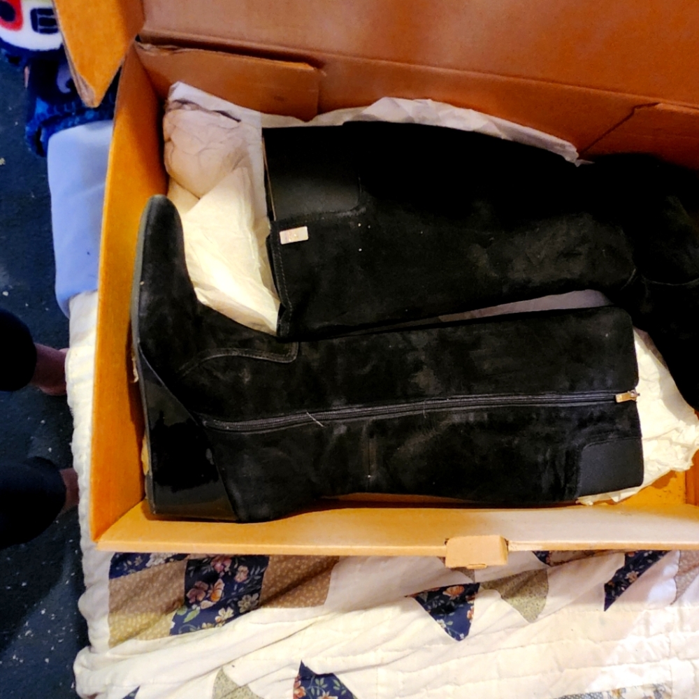 Women's boots size10 black suede